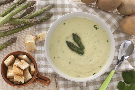Spargelsuppe mit Kartoffeln und Croutons
