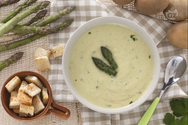 Spargelsuppe mit Kartoffeln und Croutons - Italienische Rezepte von ...