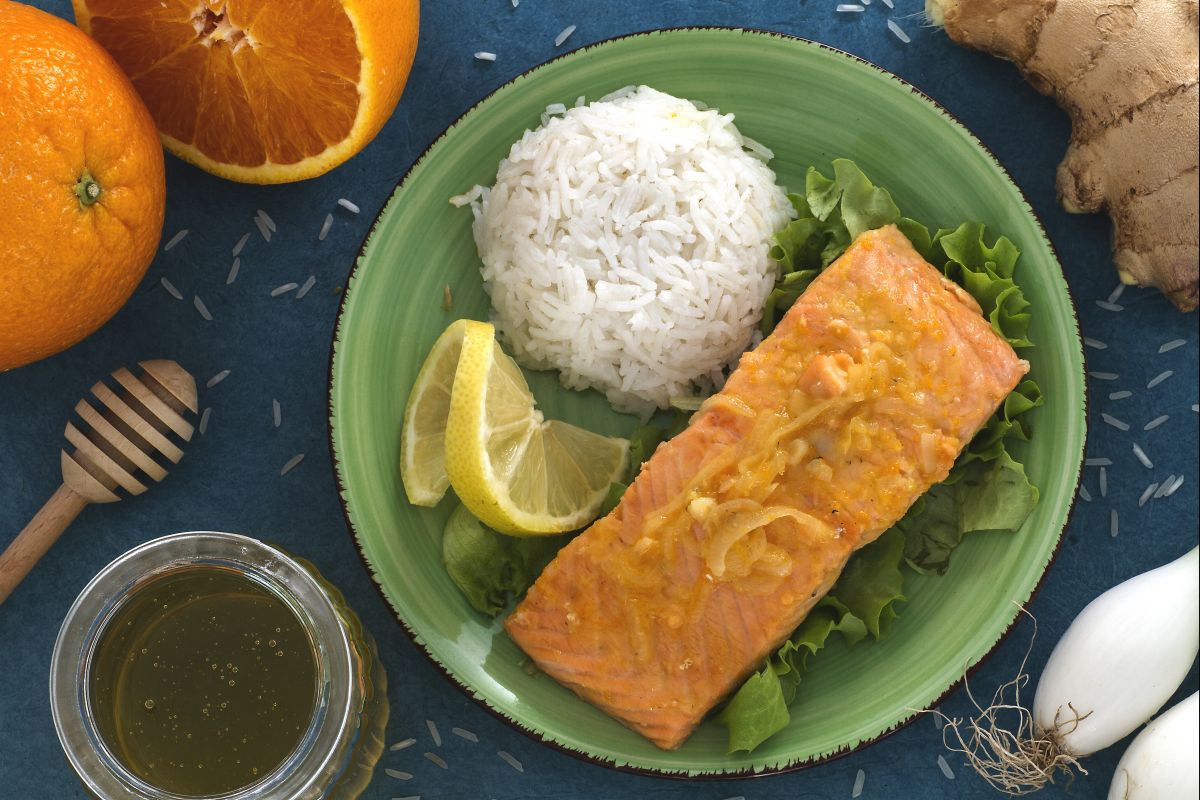 Lachs mit Zitrusfrüchten und Pilaw-Reis