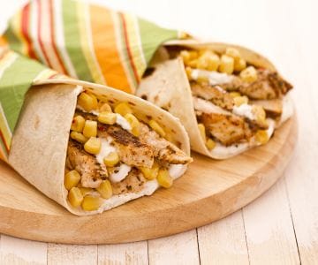 Fladenbrote mit Hähnchenbrust und Mais