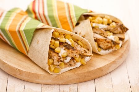 Fladenbrote mit Hähnchenbrust und Mais