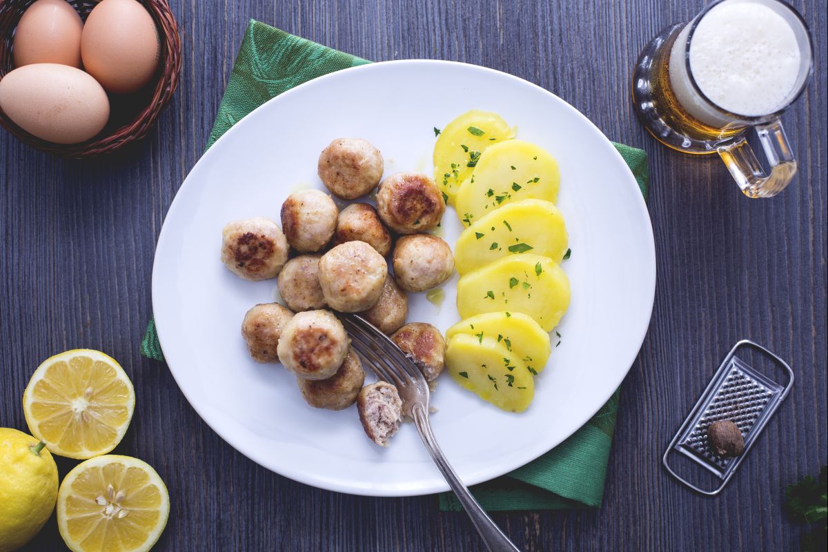 Dänische Frikadellen (Frikadeller) mit Petersilienkartoffeln
