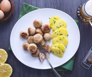 Dänische Frikadellen (Frikadeller) mit Petersilienkartoffeln
