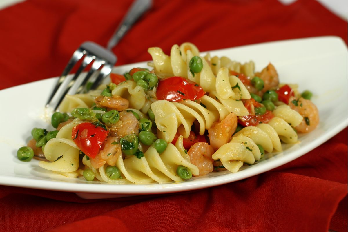 Fusilloni mit Erbsen, Garnelen und Cherrytomaten