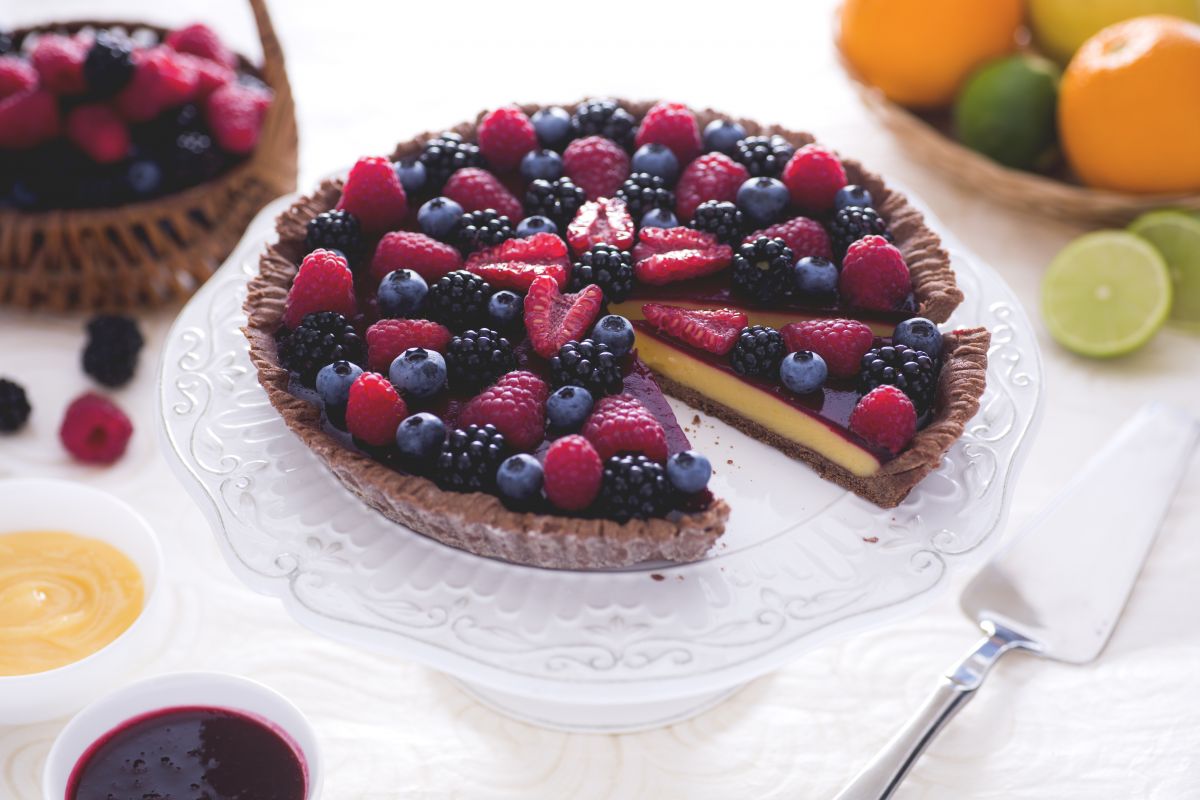 Kakaotartelett mit Zitrusfrucht-Curd und Beeren-Coulis
