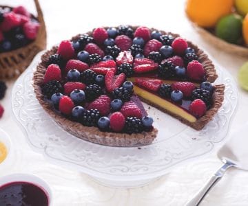 Kakaotartelett mit Zitrusfrucht-Curd und Beeren-Coulis