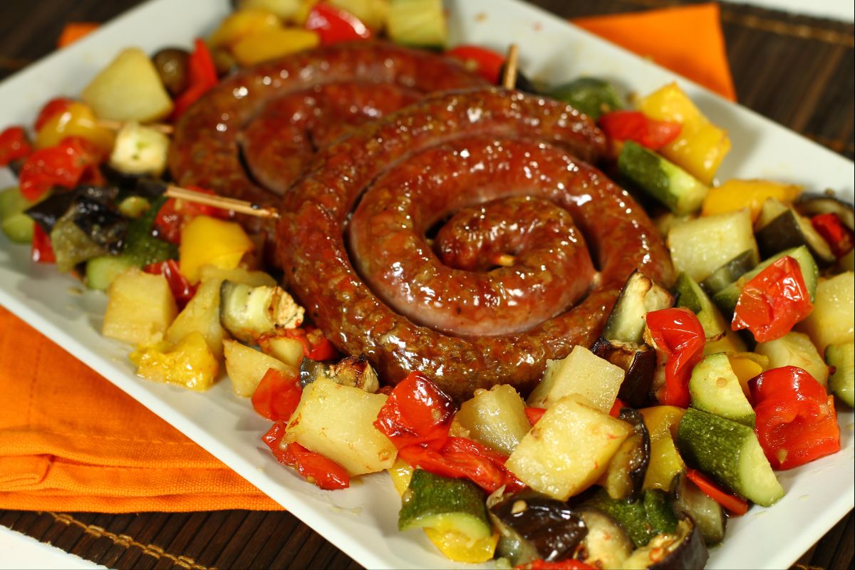 Würstelschnecke mit Ofengemüse