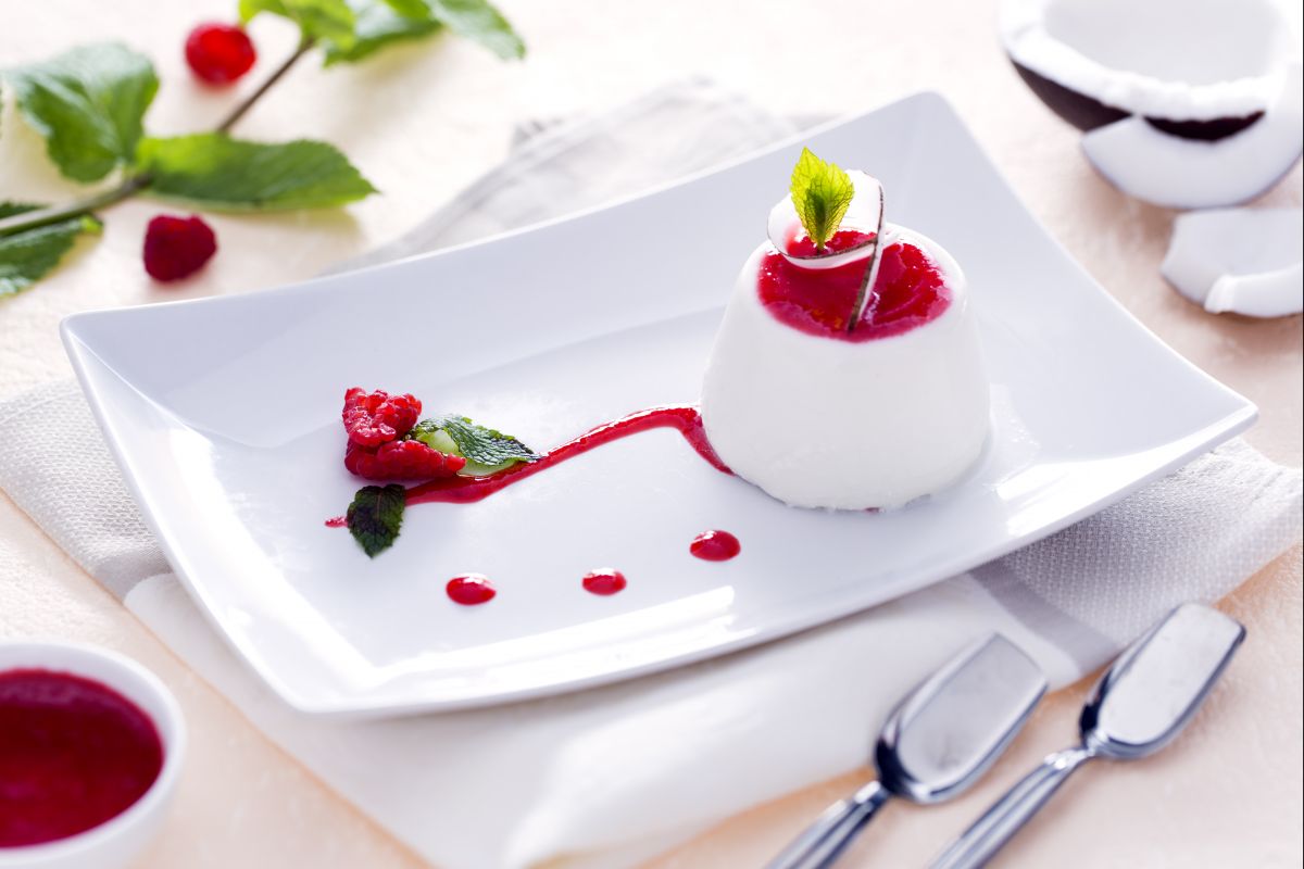 Kokos-Panna-Cotta mit Himbeercoulis