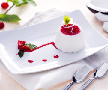 Kokos-Panna-Cotta mit Himbeercoulis