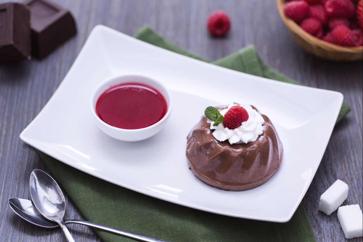 Schokoladenpudding und Himbeercoulis