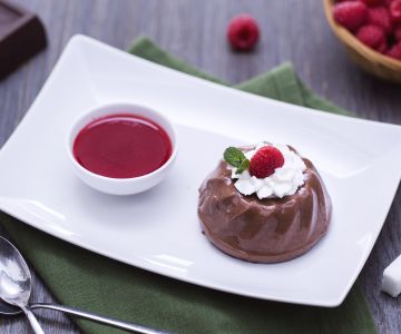 Schokoladenpudding und Himbeercoulis