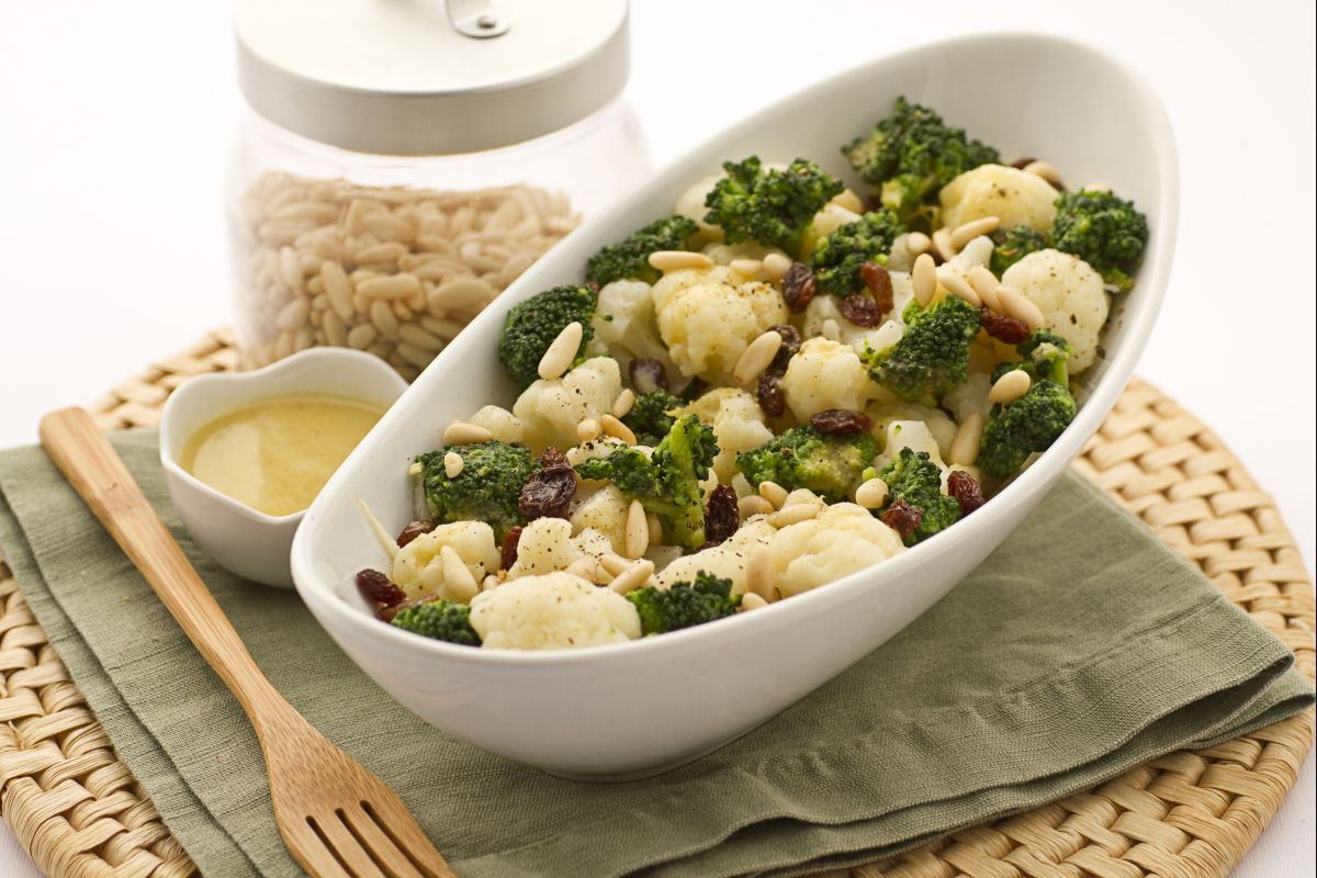 Brokkoli-, Blumenkohl- und Chicorée-Salat