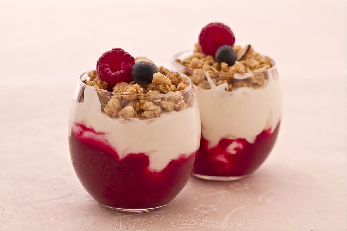 Joghurtschälchen mit Waldbeeren