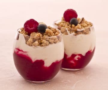 Joghurtschälchen mit Waldbeeren