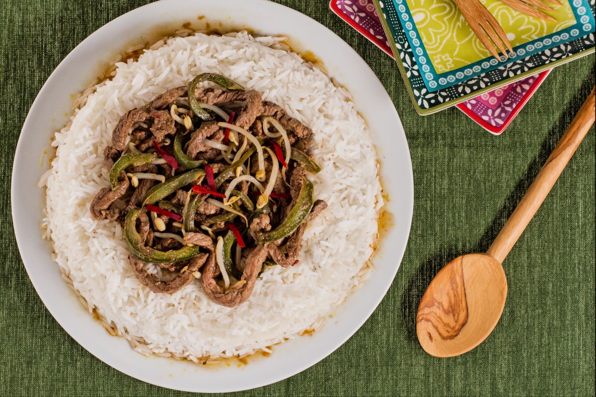 Würziges Rindfleisch mit Paprika und Sojasprossen