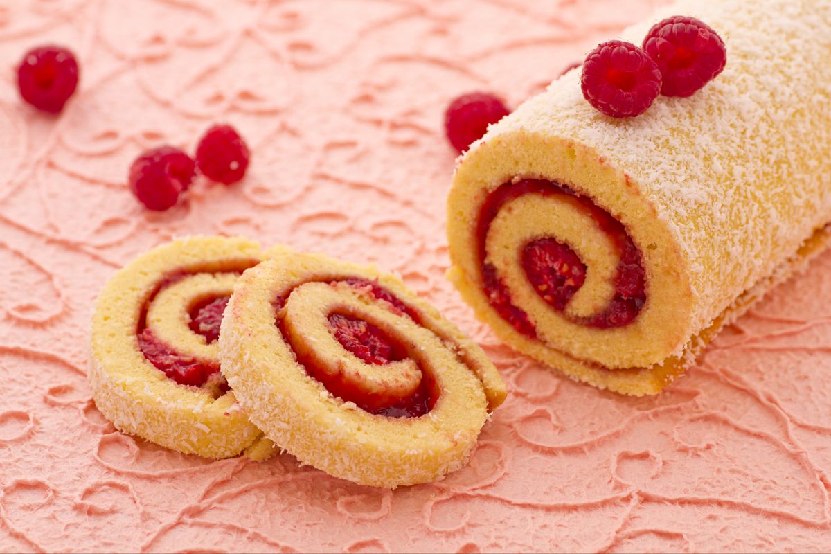 Rolle mit Himbeeren und Kokos