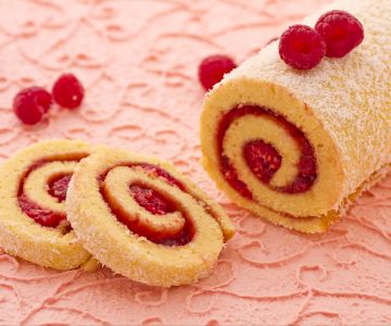Rolle mit Himbeeren und Kokos