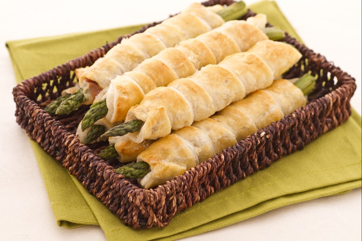 Blätterteig-Spargel mit Rohschinken