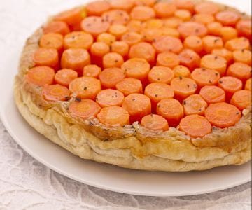 Umgedrehter Karotten- und Zwiebelkuchen