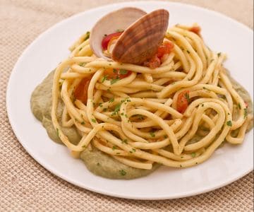 Bigoli mit Venusmuscheln auf Artischockencreme
