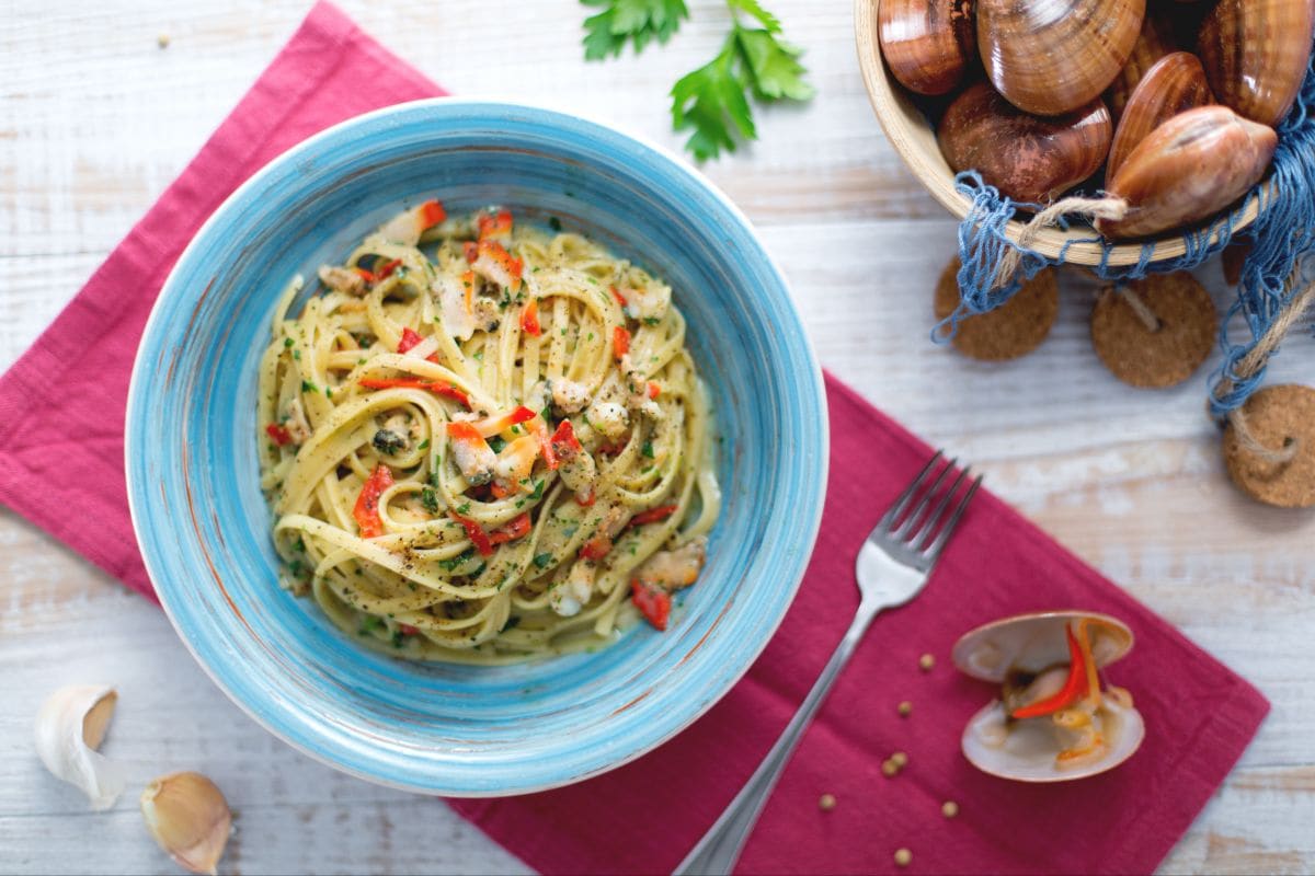 Tagliatelle mit Artischocken und Venusmuscheln