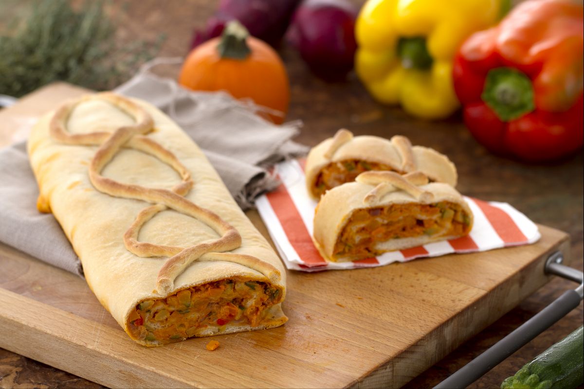 Strudel aus Brotteig mit Gemüse und Robiola