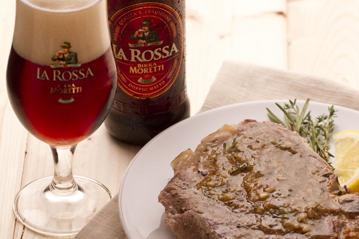 Schweinekoteletts mit Bier und Kräutern