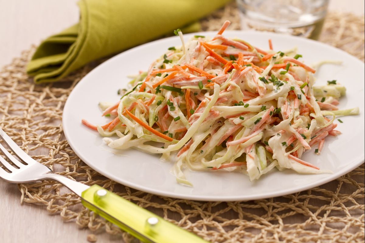Krautsalat und Karottensalat (Coleslaw)