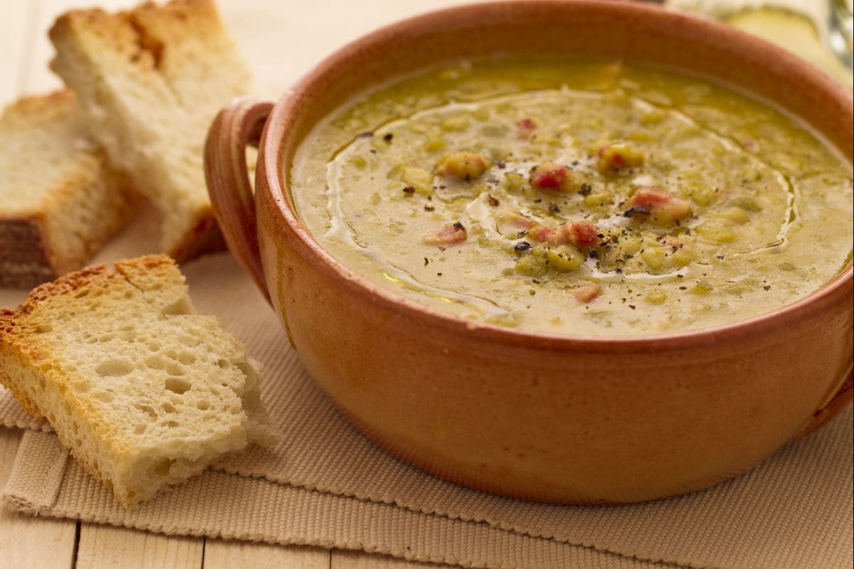 Erbsensuppe mit gespaltenen Erbsen