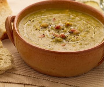 Erbsensuppe mit gespaltenen Erbsen