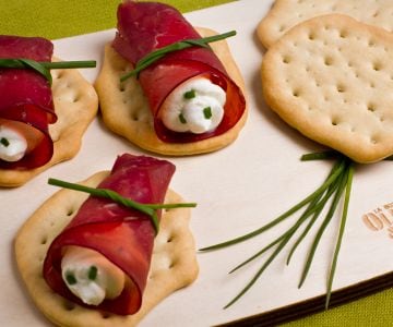 Fladenbrot mit Bresaola-Röllchen