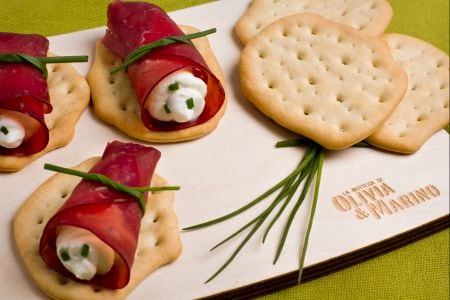 Fladenbrot mit Bresaola-Röllchen