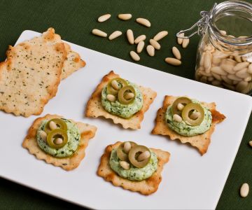 Blätterteig mit Oliven, Pesto und Ricotta