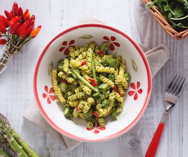 Pasta mit Rucola-Pesto und Spargel