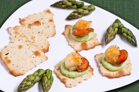 Blätterteig mit Oliven, Jakobsmuscheln und Spargelcreme