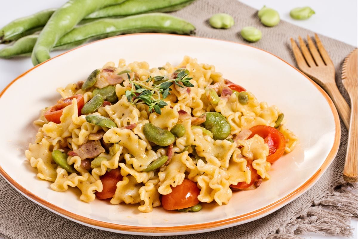 Pasta mit dicken Bohnen, Speck und Kirschtomaten
