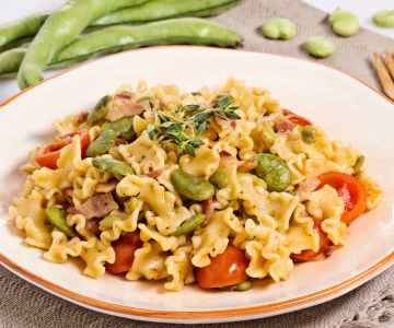 Pasta mit dicken Bohnen, Speck und Kirschtomaten