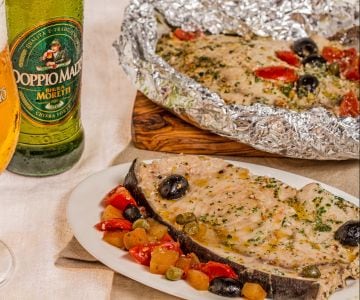 Schwertfisch in Bier-Papillote mit Kirschtomaten und Oliven