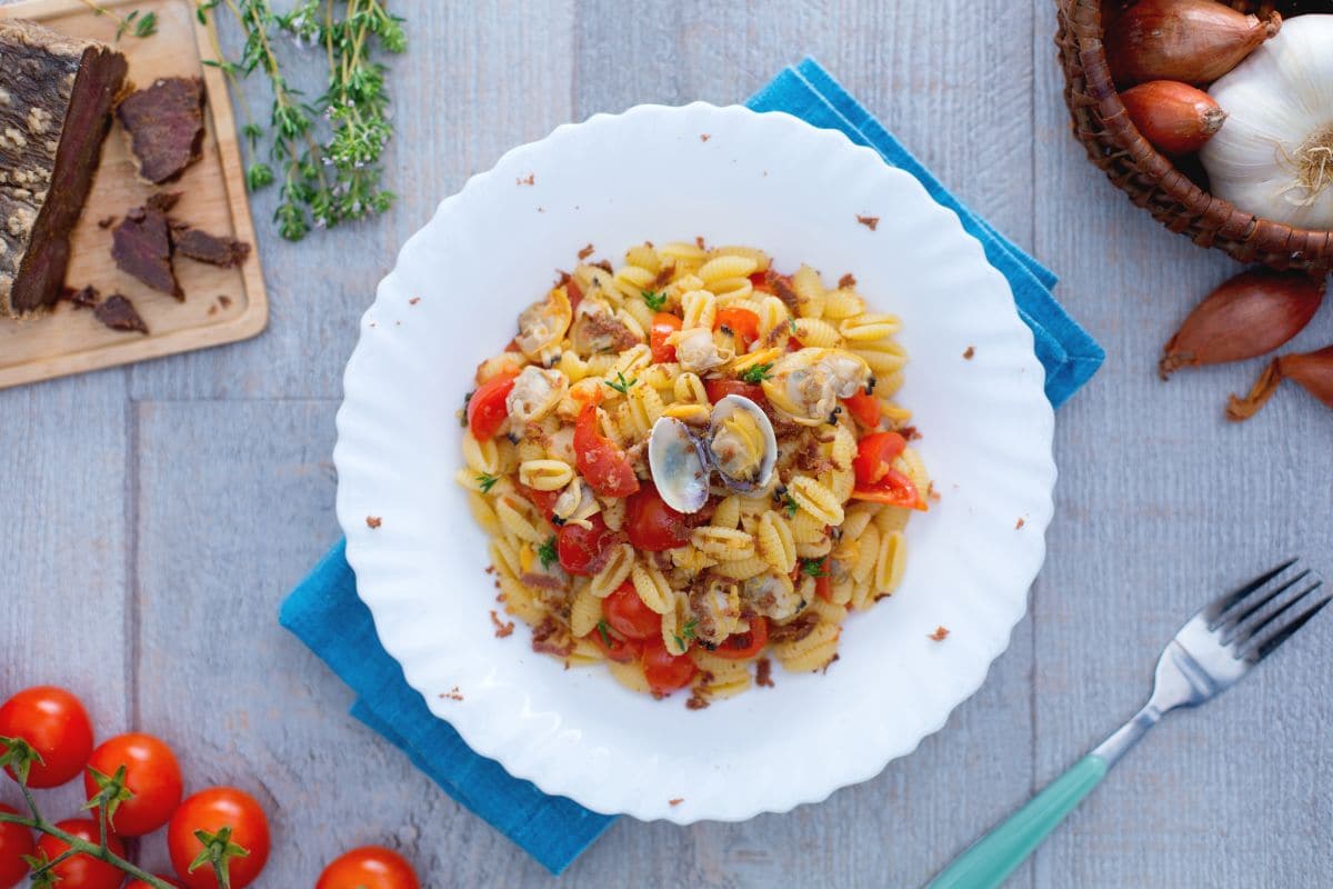 Malloreddus mit Venusmuscheln, Kirschtomaten und Thunfischrogen