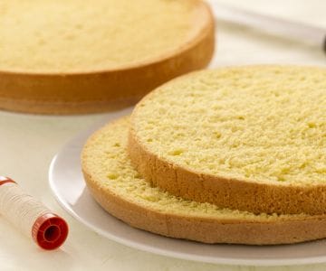 Wie man Biskuitkuchen schneidet