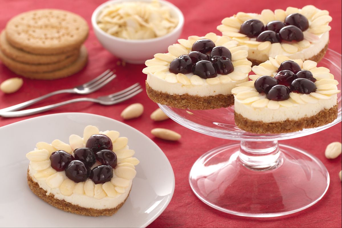 Käsekuchenherzen mit Mandeln und Sauerkirschen