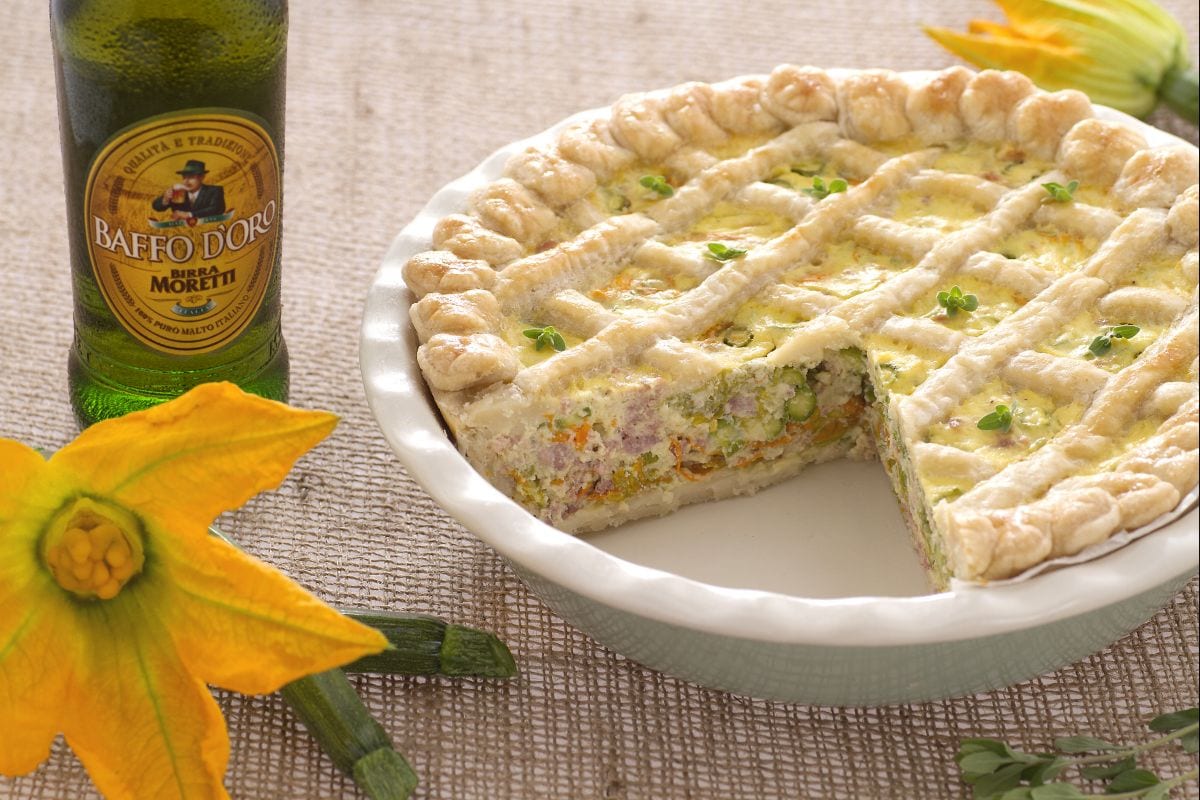 Rustikaler herzhafter Kuchen mit Bier