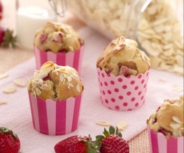 Dinkelmuffins mit Erdbeeren und Mandeln