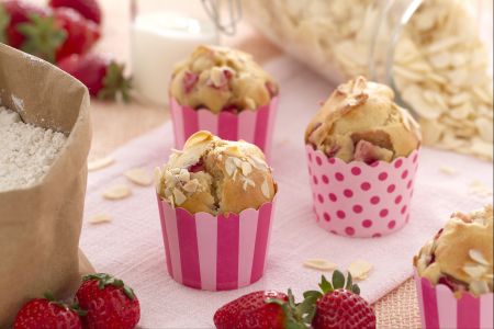 Dinkelmuffins mit Erdbeeren und Mandeln