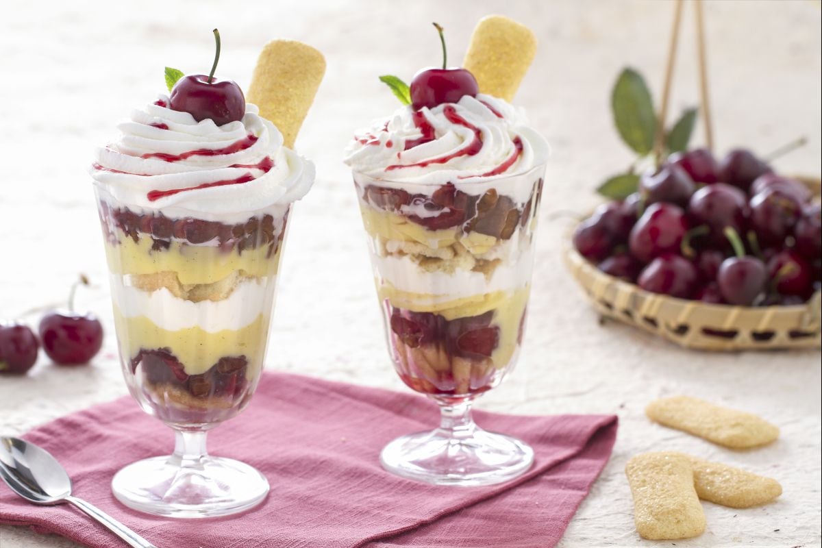 Trifle mit Pavesini und Kirschen