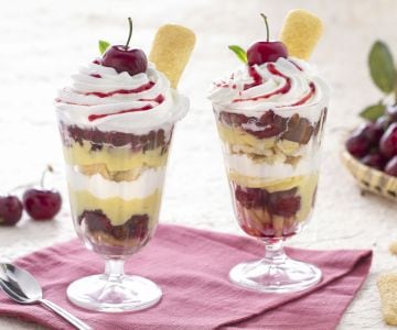 Trifle mit Pavesini und Kirschen