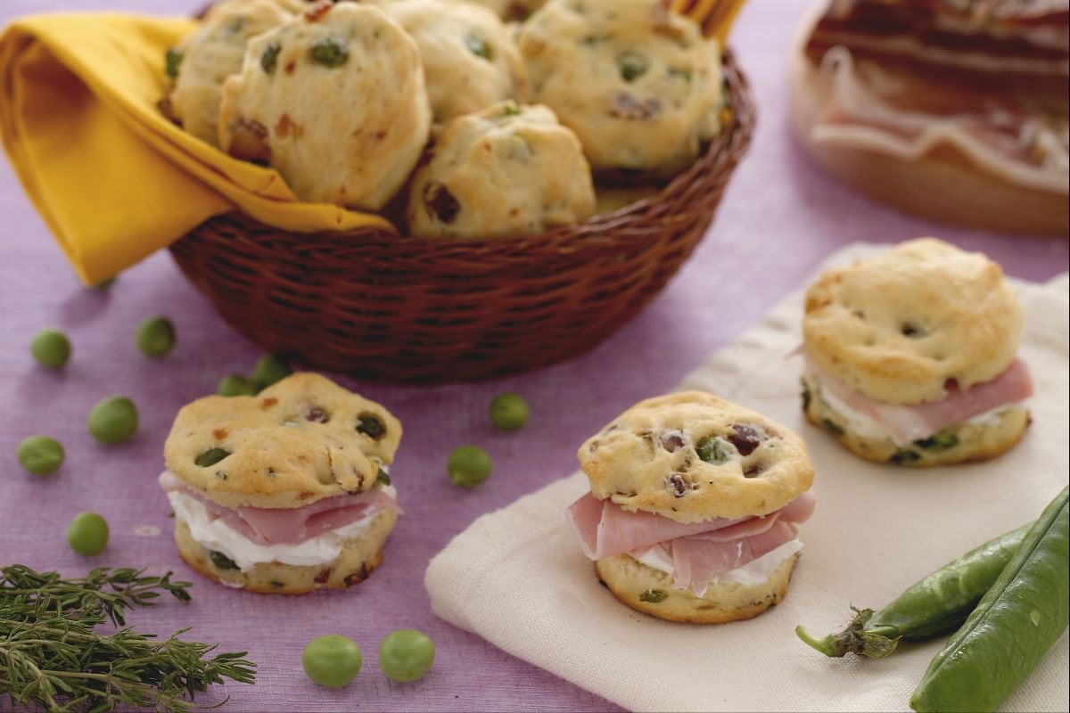 Herzhafte Scones mit Erbsen und Speck