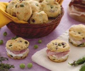 Herzhafte Scones mit Erbsen und Speck