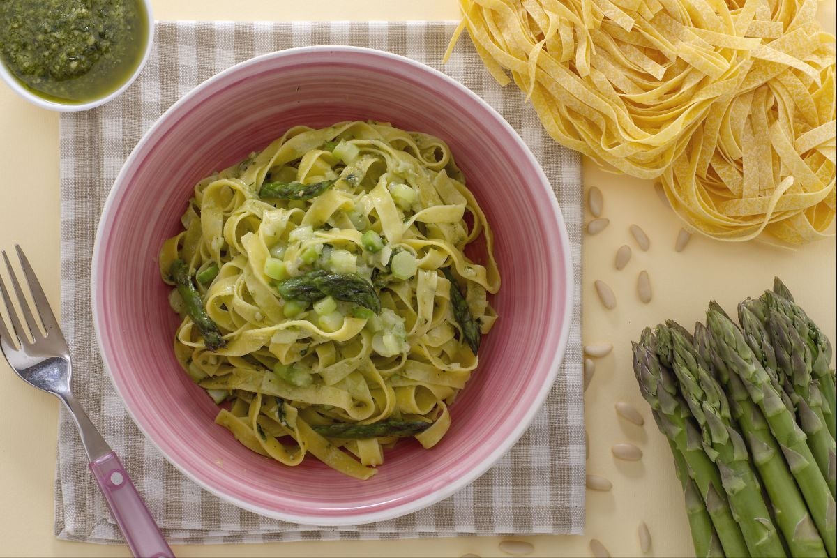 Tagliatelle mit Spargel und Pesto