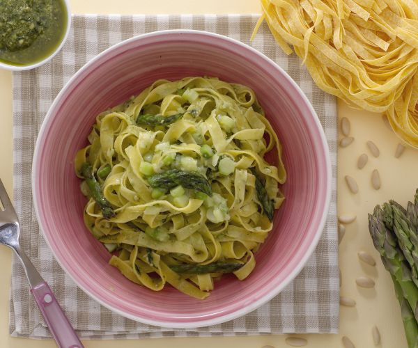 Tagliatelle mit Spargel und Pesto
